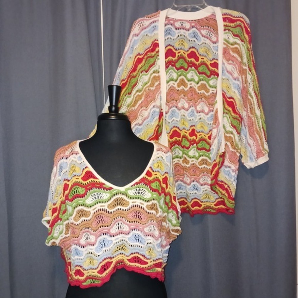 Vivianne Furrier Brazillian Bohemian Hippie Crochet Knit Crop Top & cape
Wavy  M